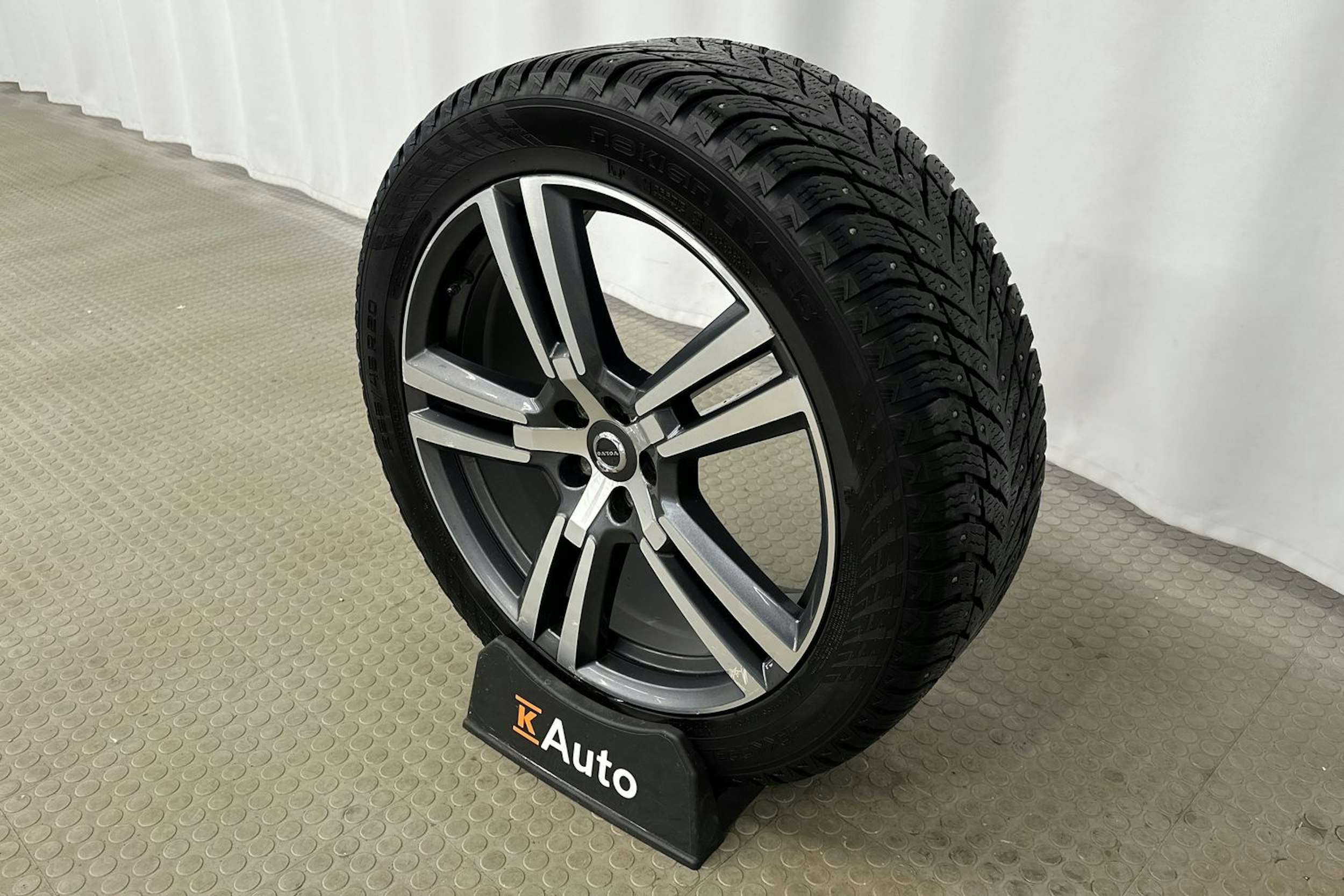 valkoinen Volvo XC60 2022 kuva 13.