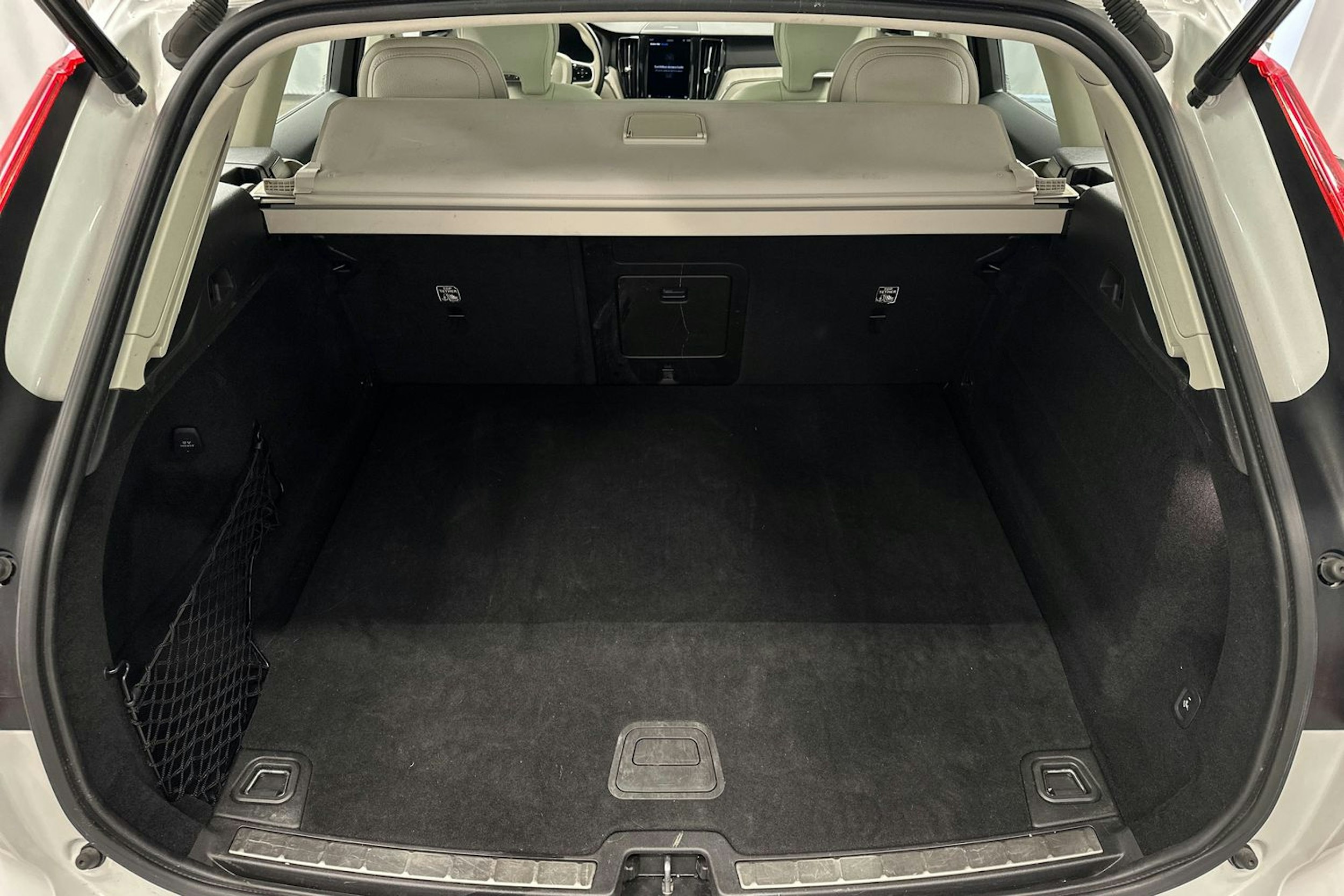 valkoinen Volvo XC60 2022 kuva 14.