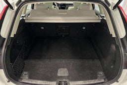 valkoinen Volvo XC60 2022 kuva 14.
