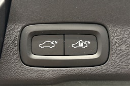 valkoinen Volvo XC60 2022 kuva 15.