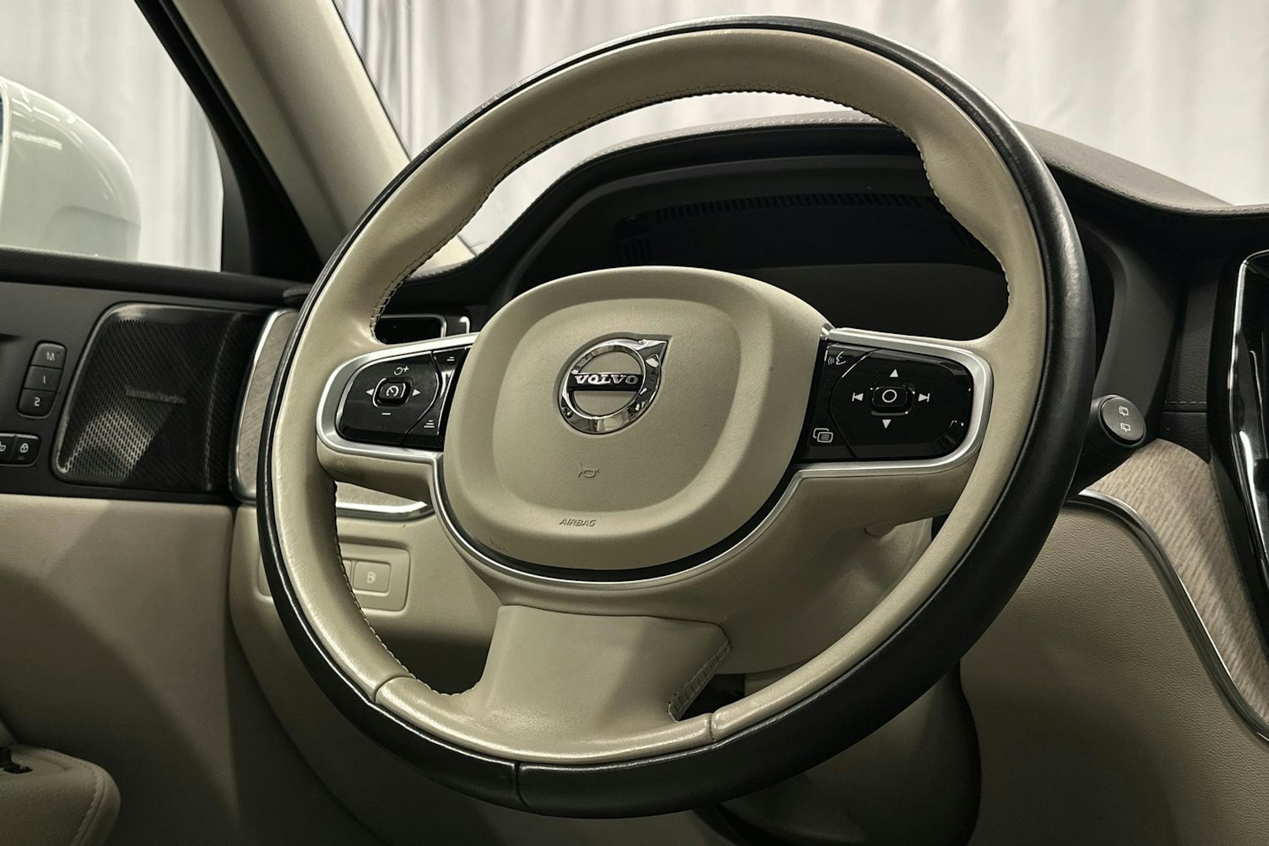 valkoinen Volvo XC60 2022 kuva 18.