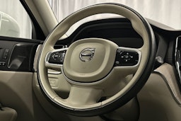 valkoinen Volvo XC60 2022 kuva 18.