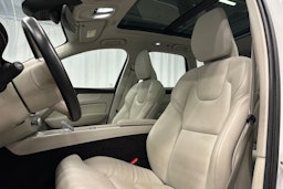 valkoinen Volvo XC60 2022 kuva 19.