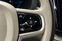 valkoinen Volvo XC60 2022 kuva 25.