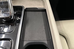 valkoinen Volvo XC60 2022 kuva 27.