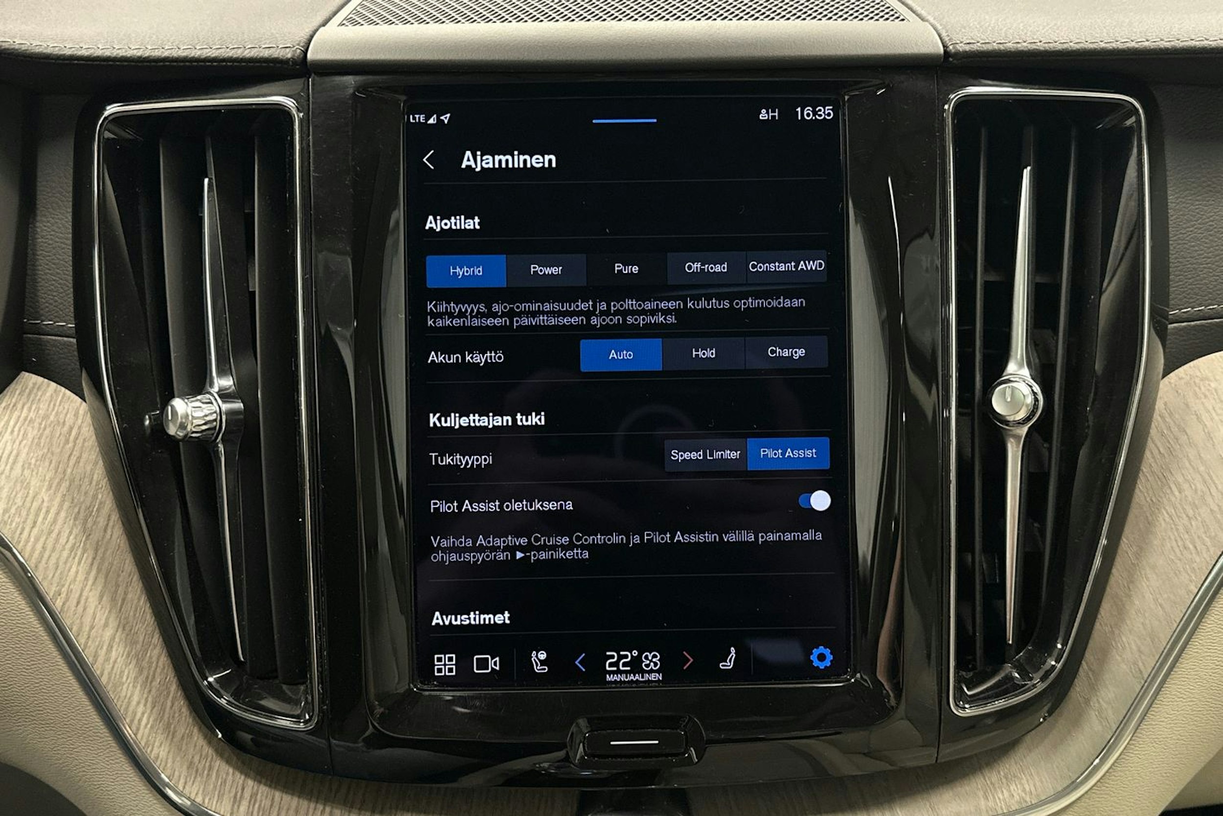 valkoinen Volvo XC60 2022 kuva 31.