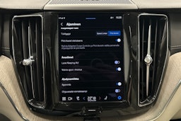 valkoinen Volvo XC60 2022 kuva 32.