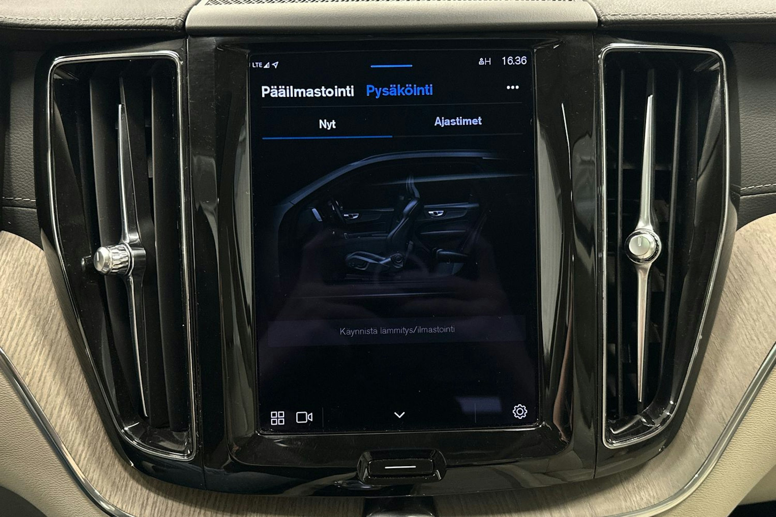 valkoinen Volvo XC60 2022 kuva 34.