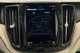 valkoinen Volvo XC60 2022 kuva 34.