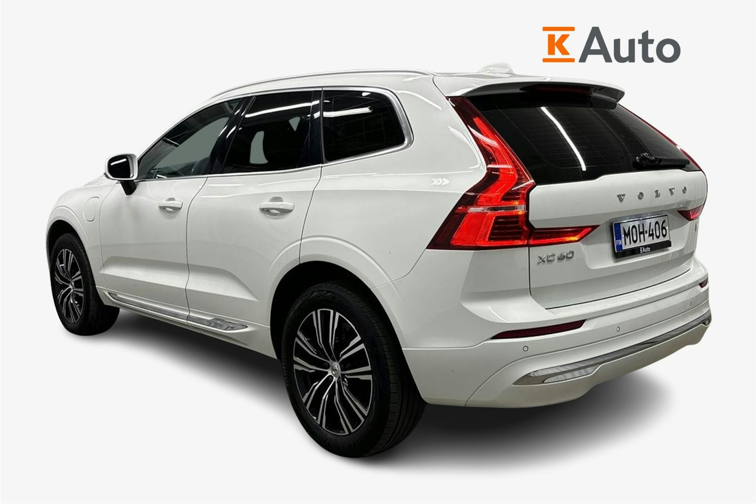 valkoinen Volvo XC60 2022 kuva 2.