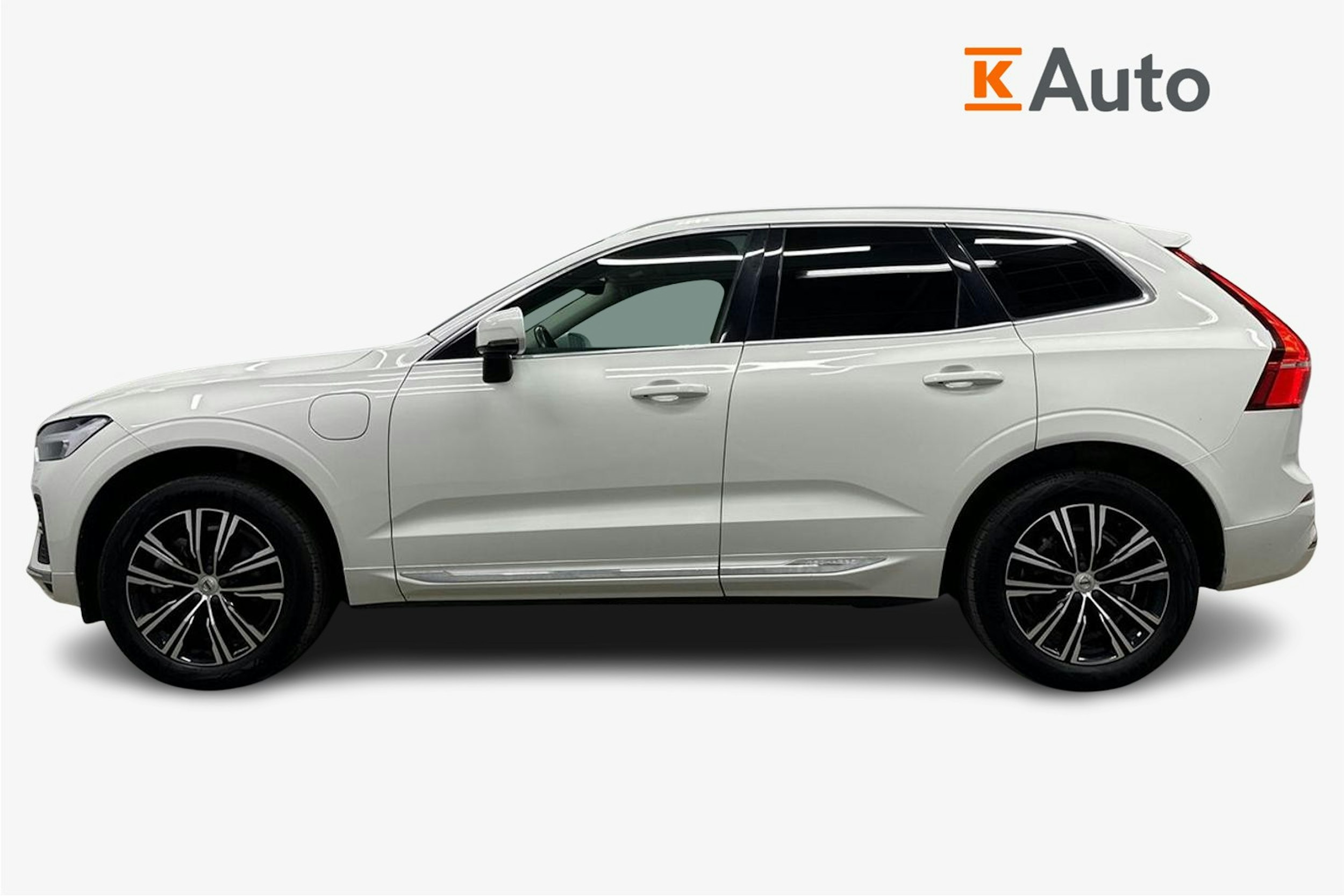 valkoinen Volvo XC60 2022 kuva 6.