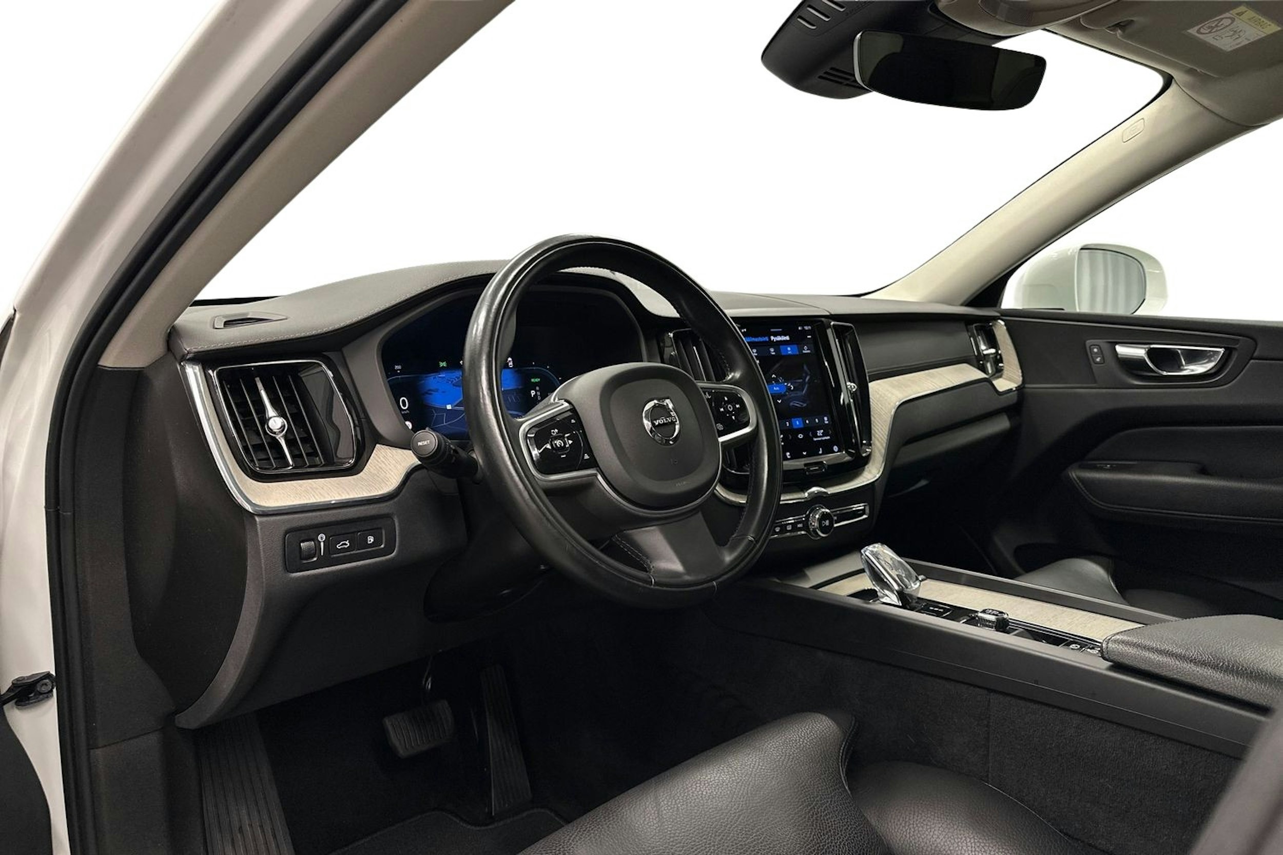 valkoinen Volvo XC60 2022 kuva 7.