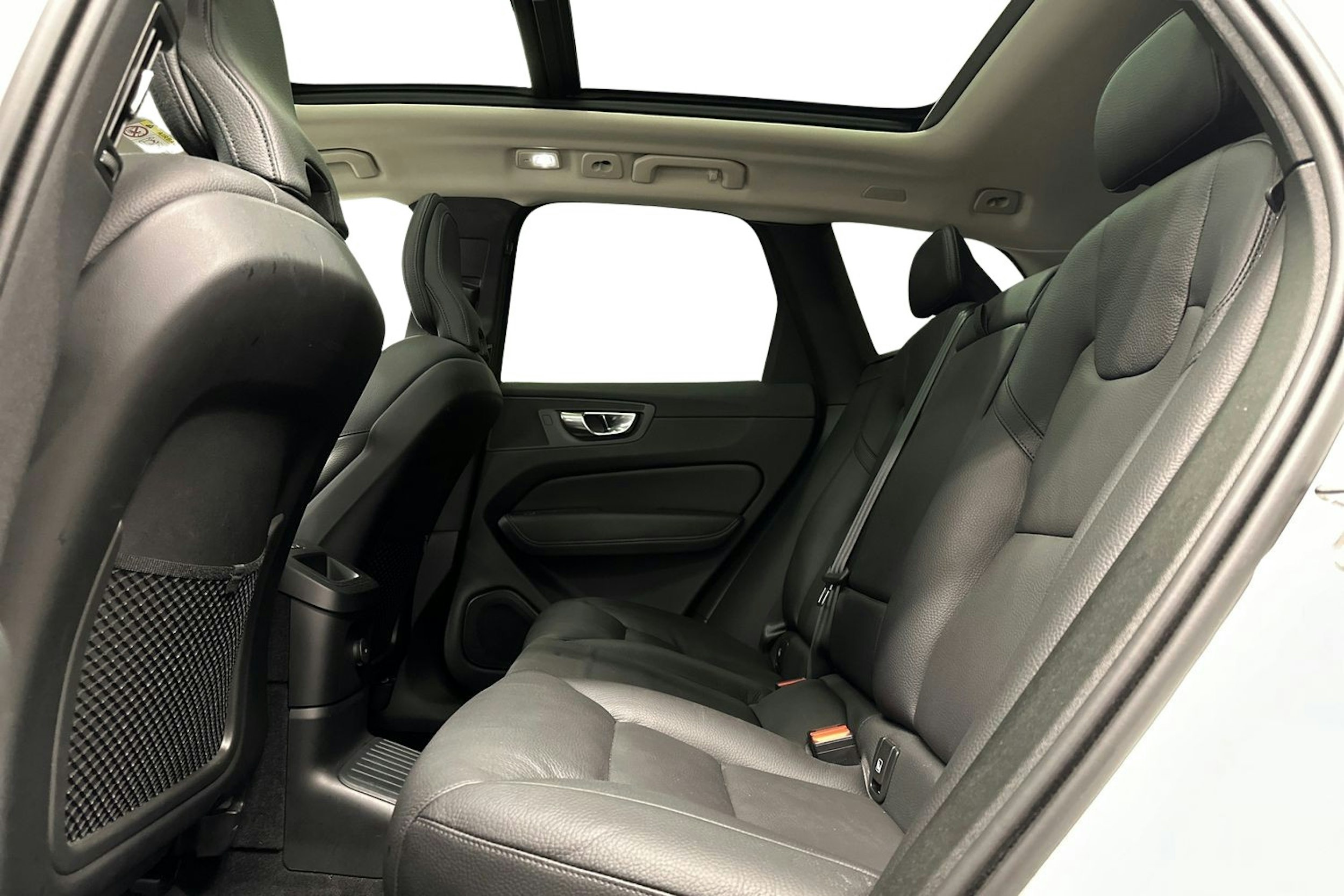 valkoinen Volvo XC60 2022 kuva 10.