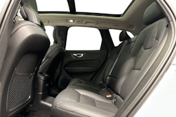 valkoinen Volvo XC60 2022 kuva 10.