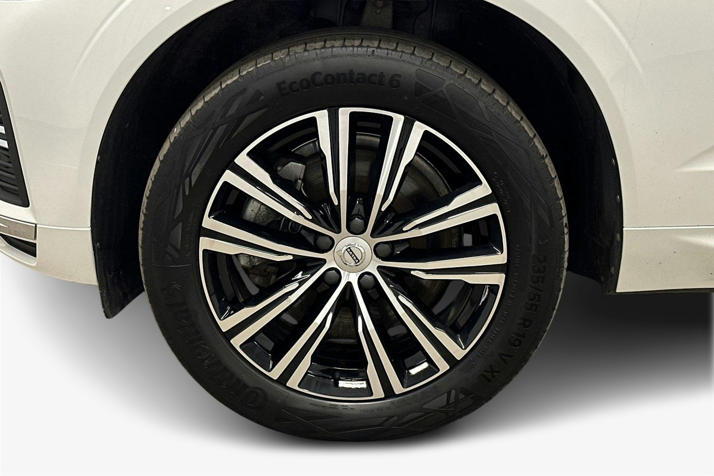 valkoinen Volvo XC60 2022 kuva 11.