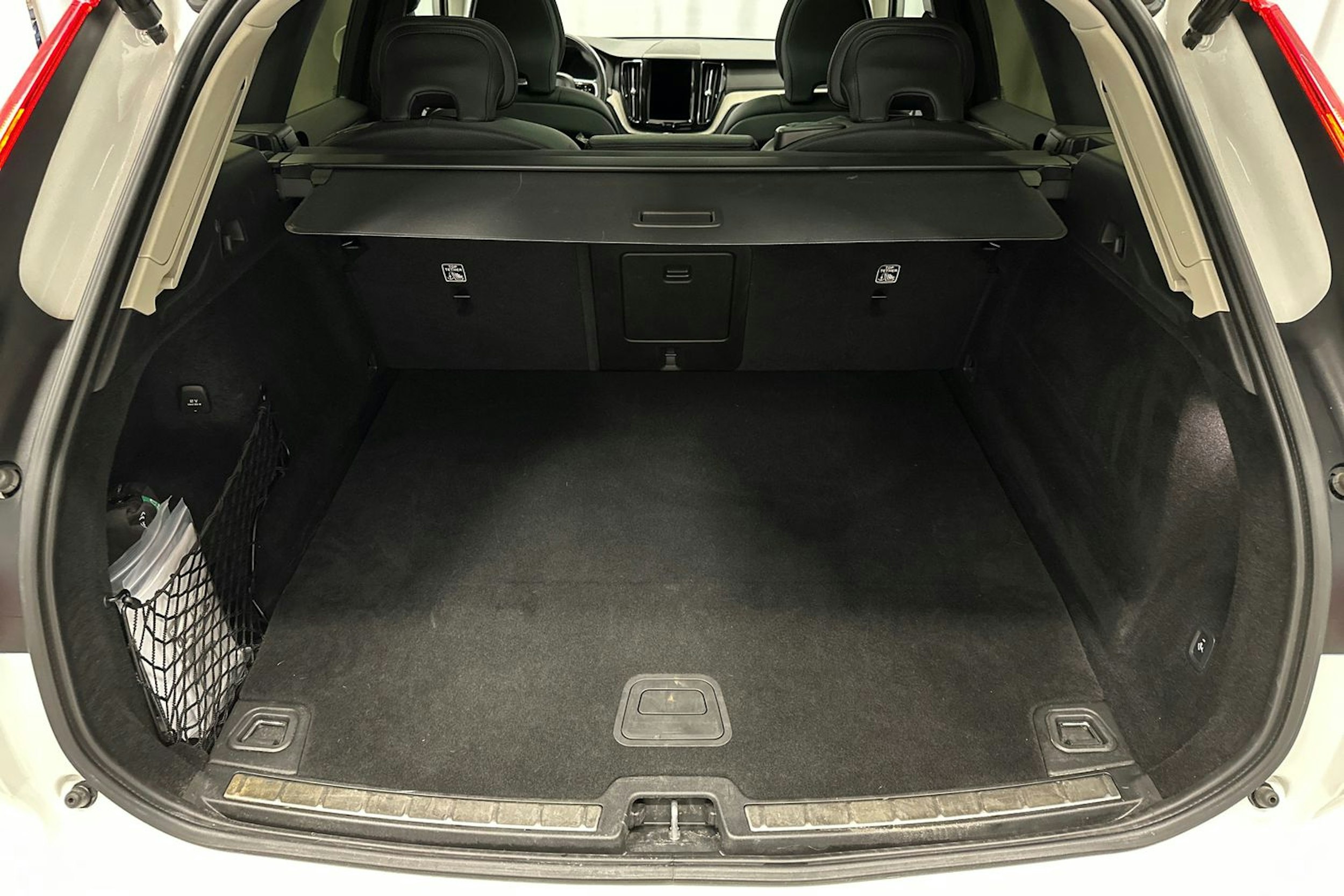 valkoinen Volvo XC60 2022 kuva 14.