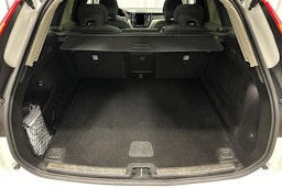 valkoinen Volvo XC60 2022 kuva 14.