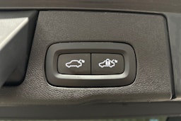 valkoinen Volvo XC60 2022 kuva 15.