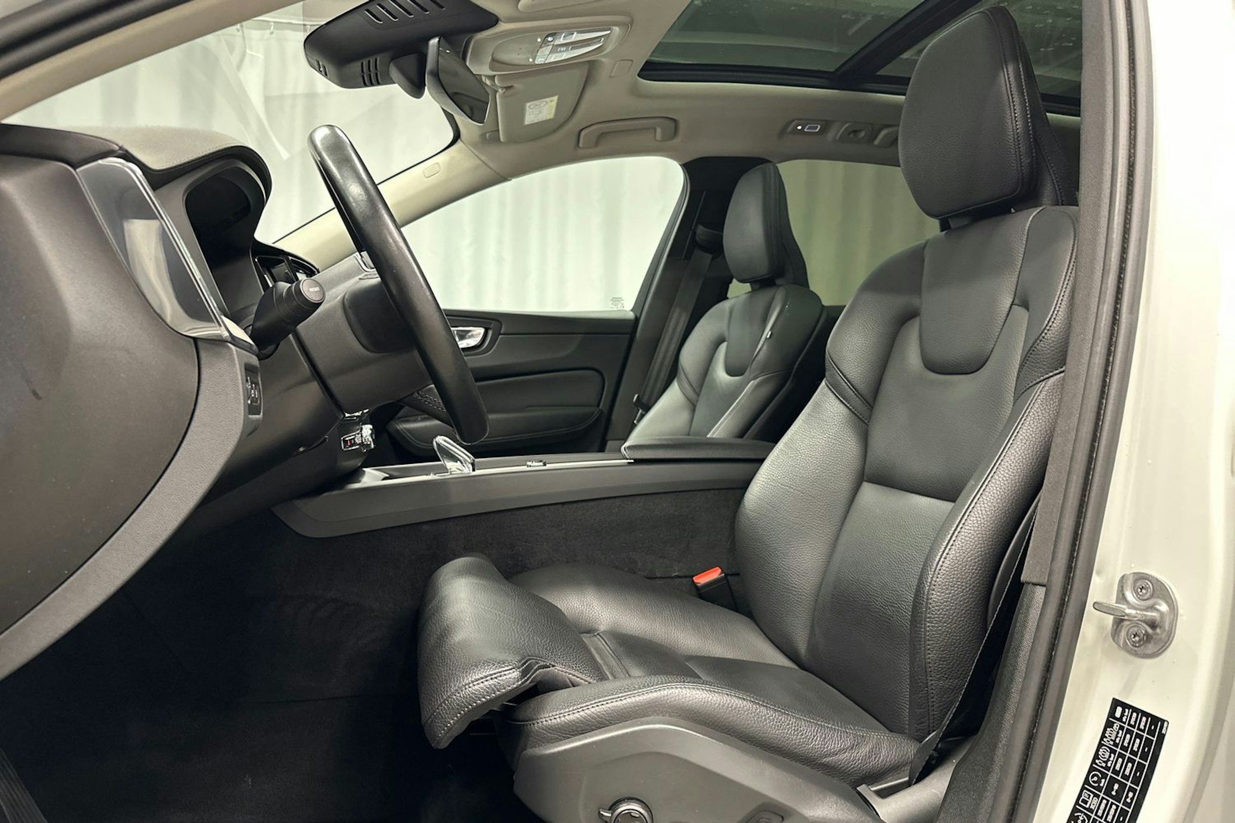 valkoinen Volvo XC60 2022 kuva 17.