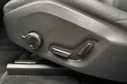 valkoinen Volvo XC60 2022 kuva 18.