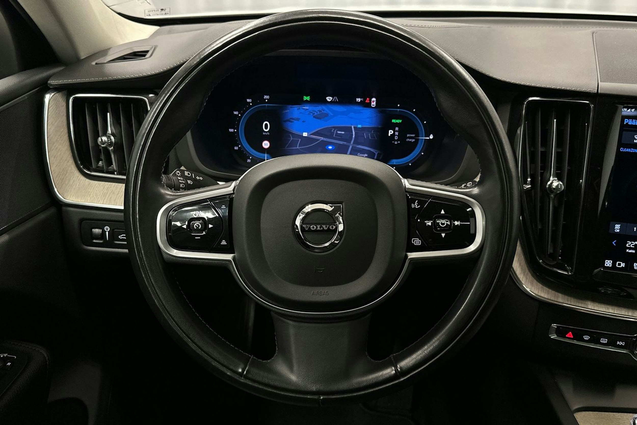 valkoinen Volvo XC60 2022 kuva 21.
