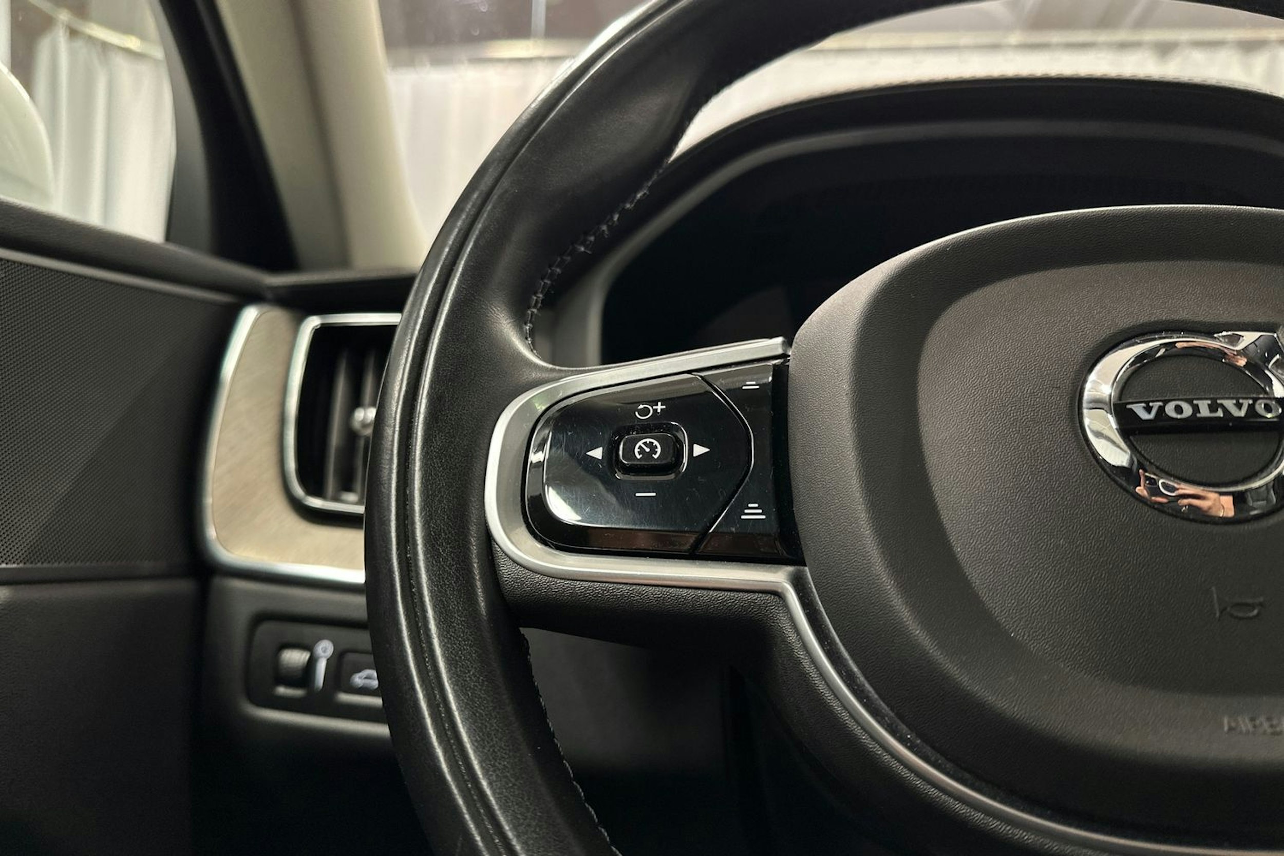 valkoinen Volvo XC60 2022 kuva 22.