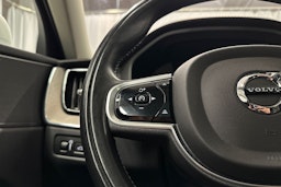 valkoinen Volvo XC60 2022 kuva 22.