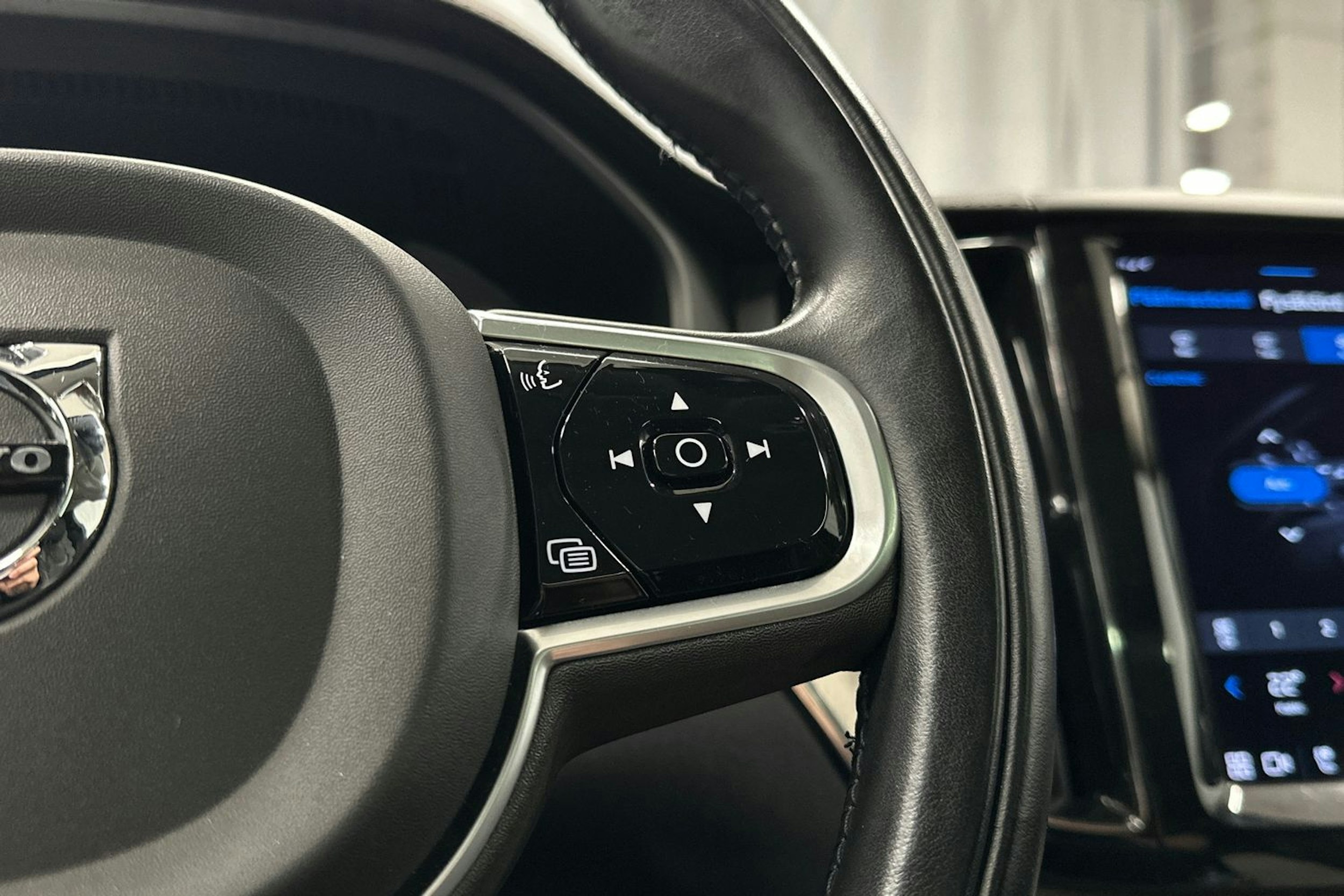 valkoinen Volvo XC60 2022 kuva 23.