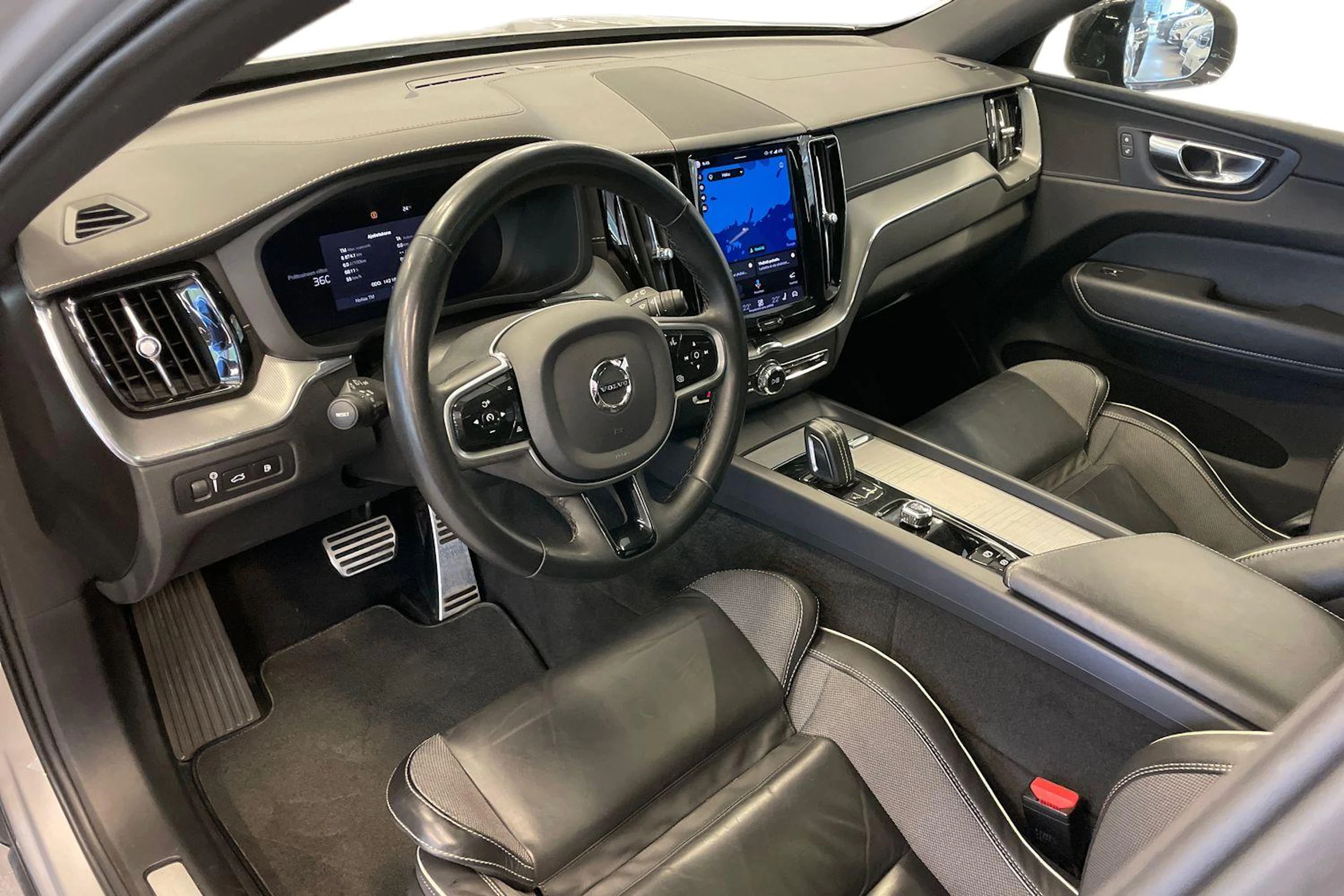 harmaa Volvo XC60 2022 kuva 6.