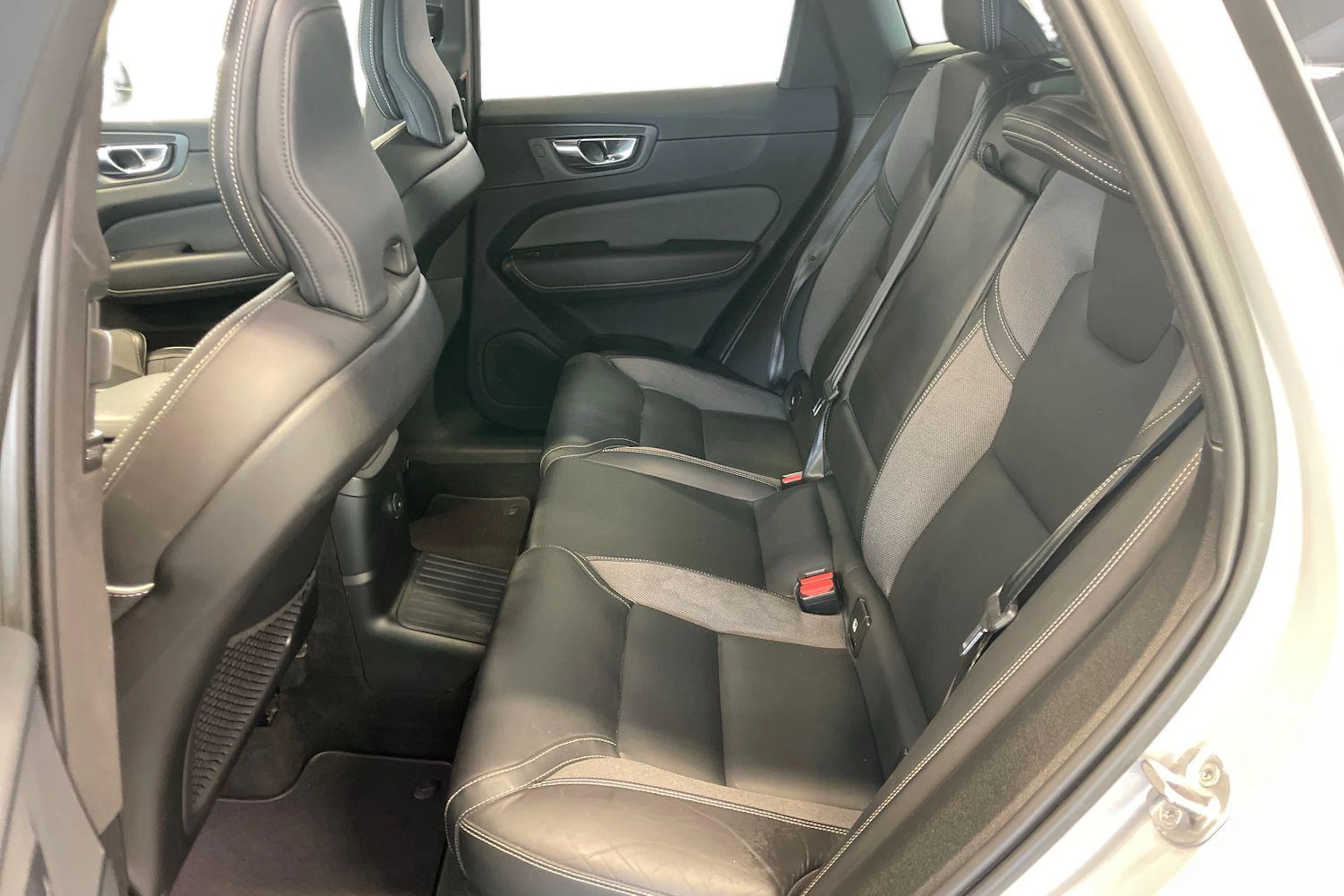 harmaa Volvo XC60 2022 kuva 8.
