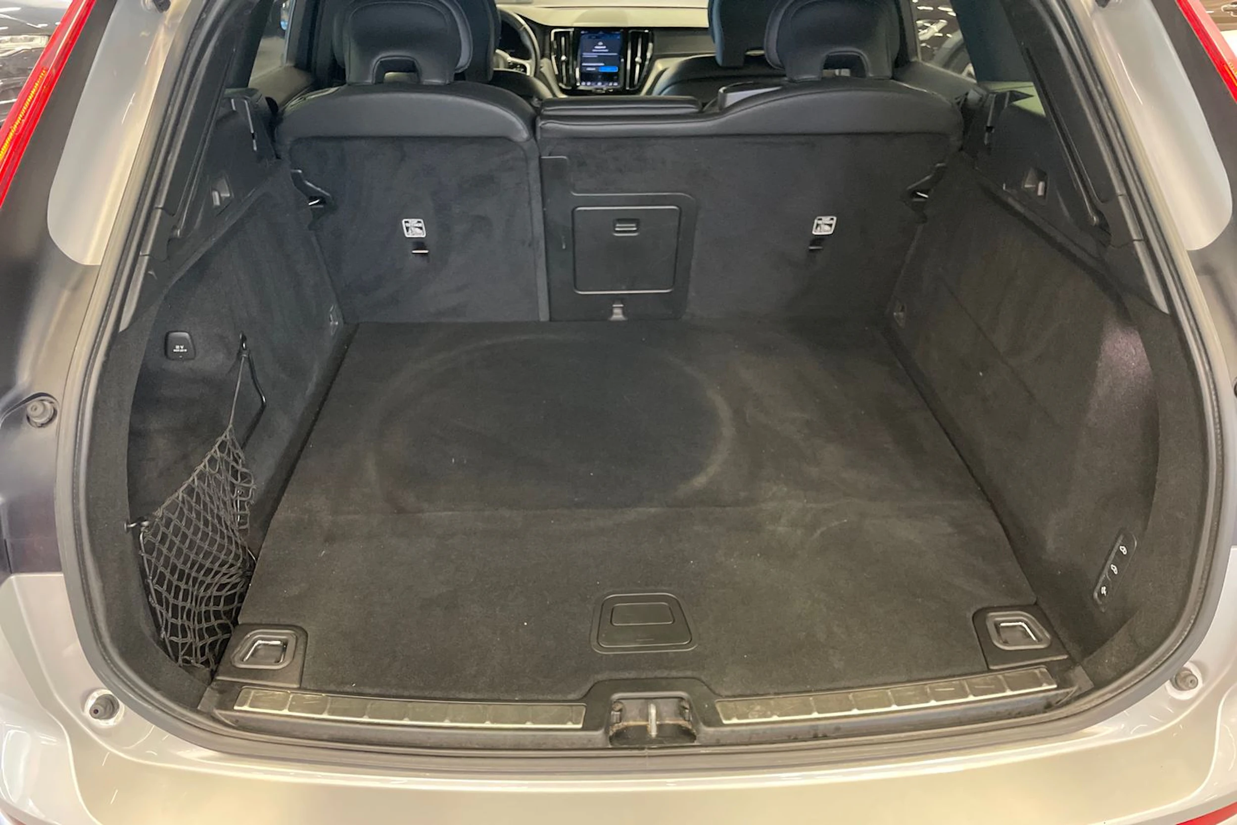 harmaa Volvo XC60 2022 kuva 13.