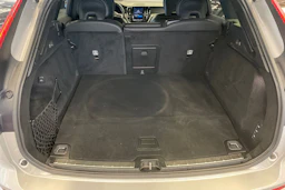 harmaa Volvo XC60 2022 kuva 13.
