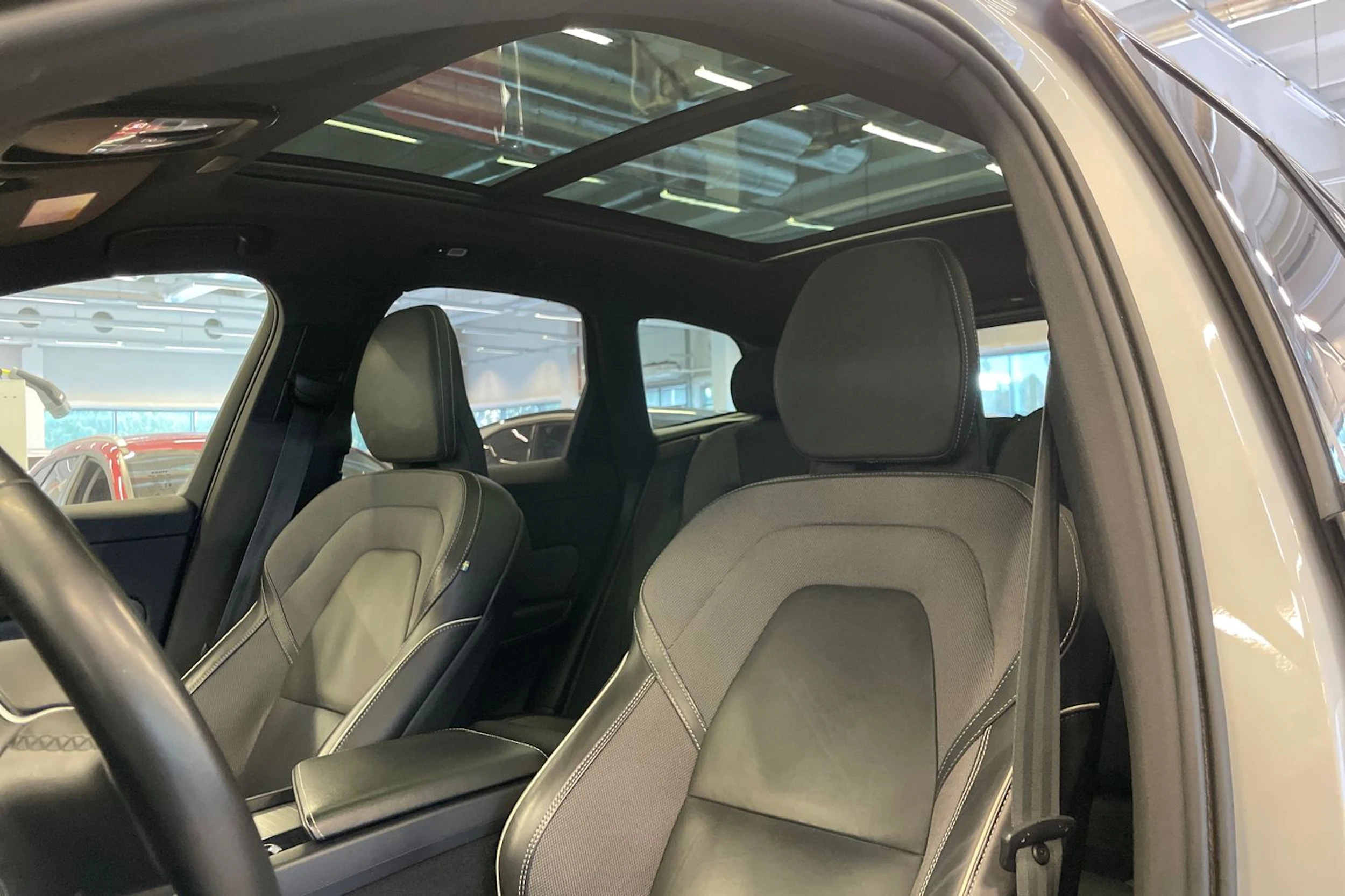 harmaa Volvo XC60 2022 kuva 15.