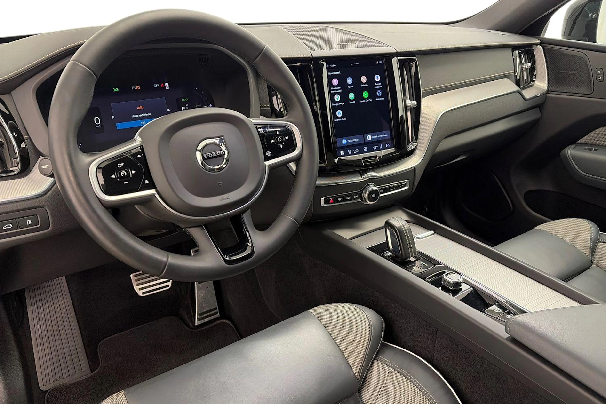 musta Volvo XC60 2022 kuva 6.