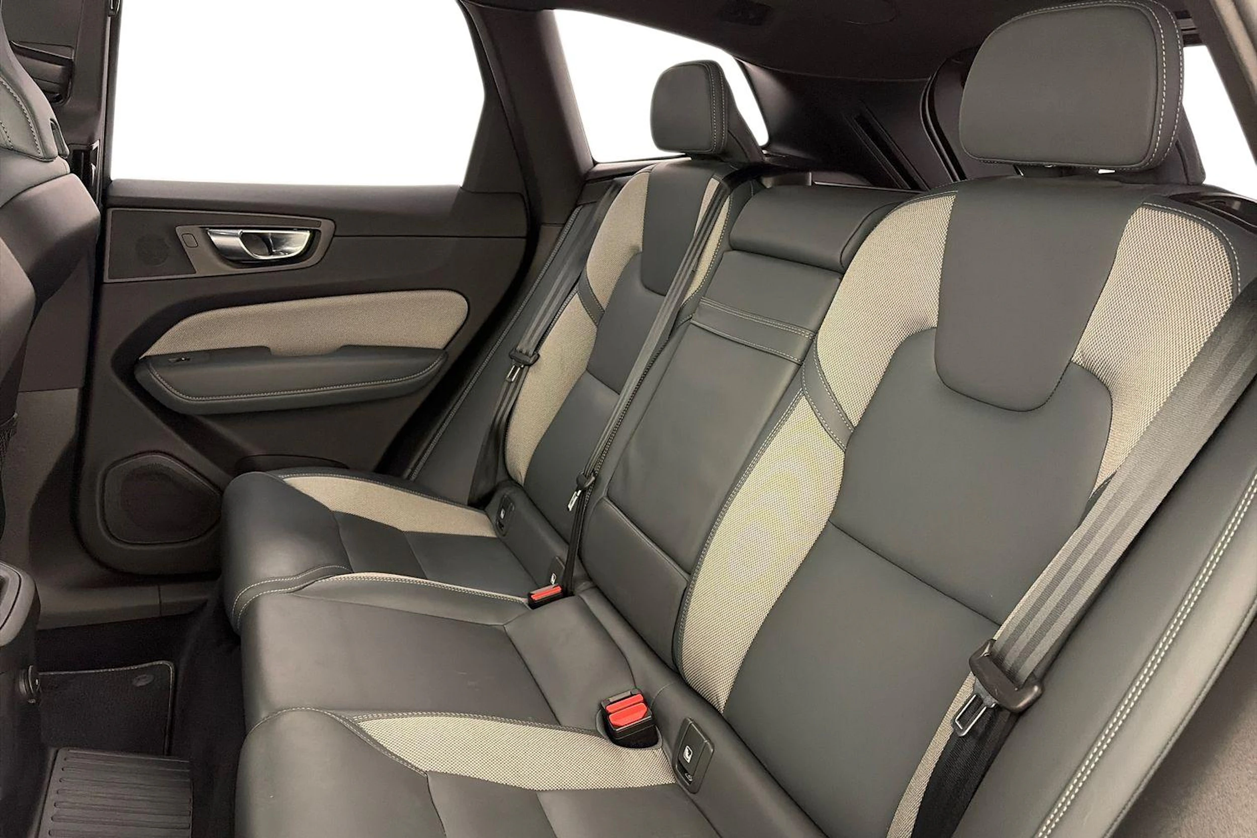 musta Volvo XC60 2022 kuva 8.