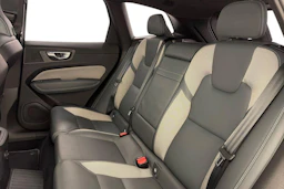 musta Volvo XC60 2022 kuva 8.