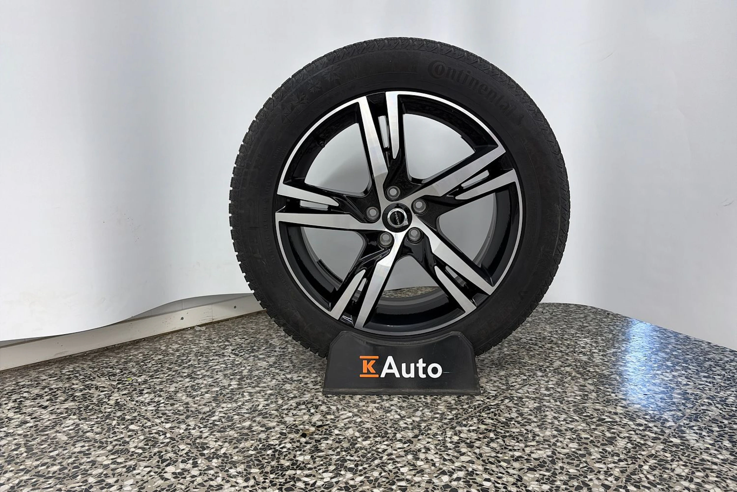 musta Volvo XC60 2022 kuva 11.