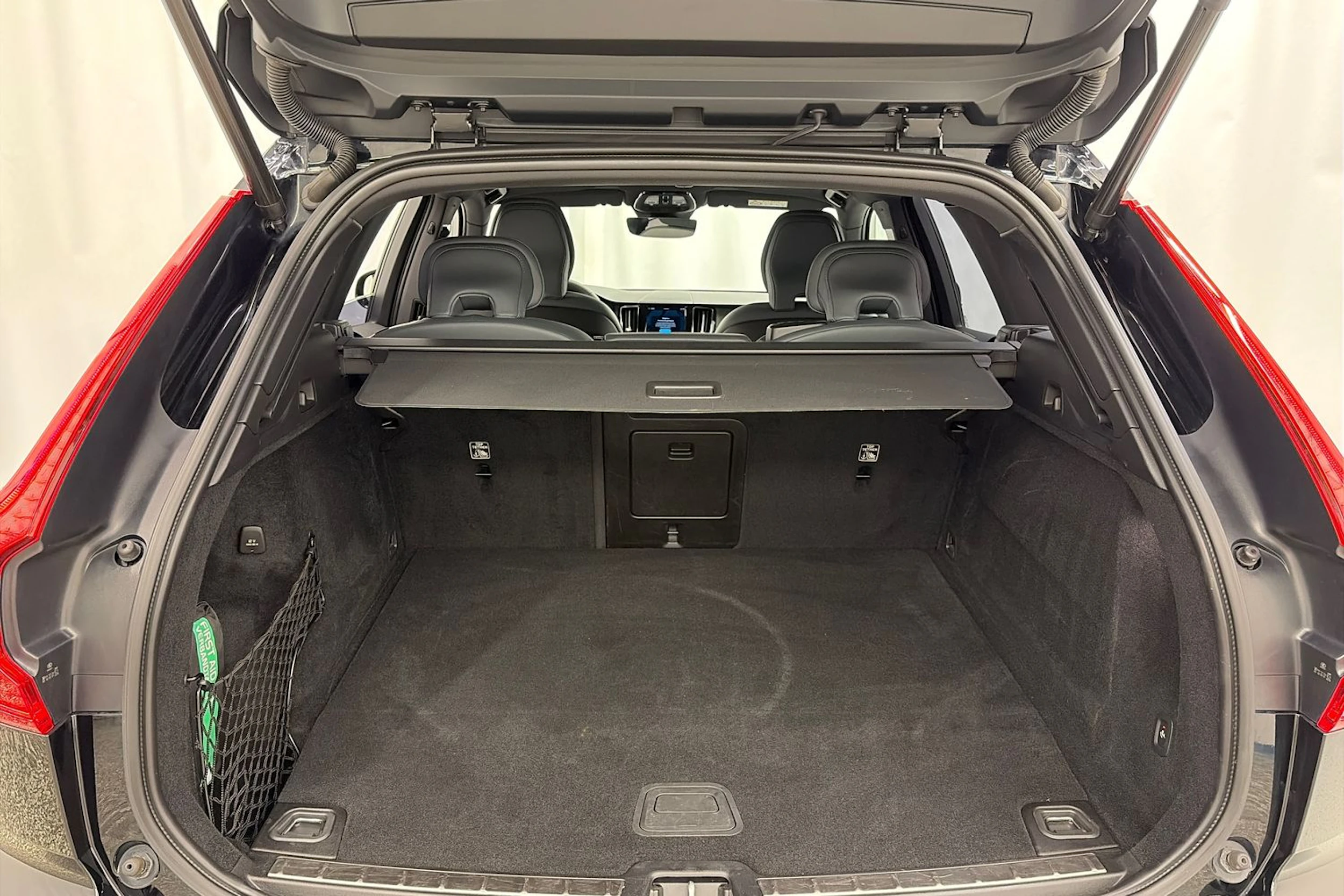musta Volvo XC60 2022 kuva 12.