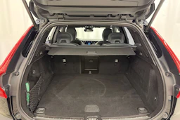 musta Volvo XC60 2022 kuva 12.