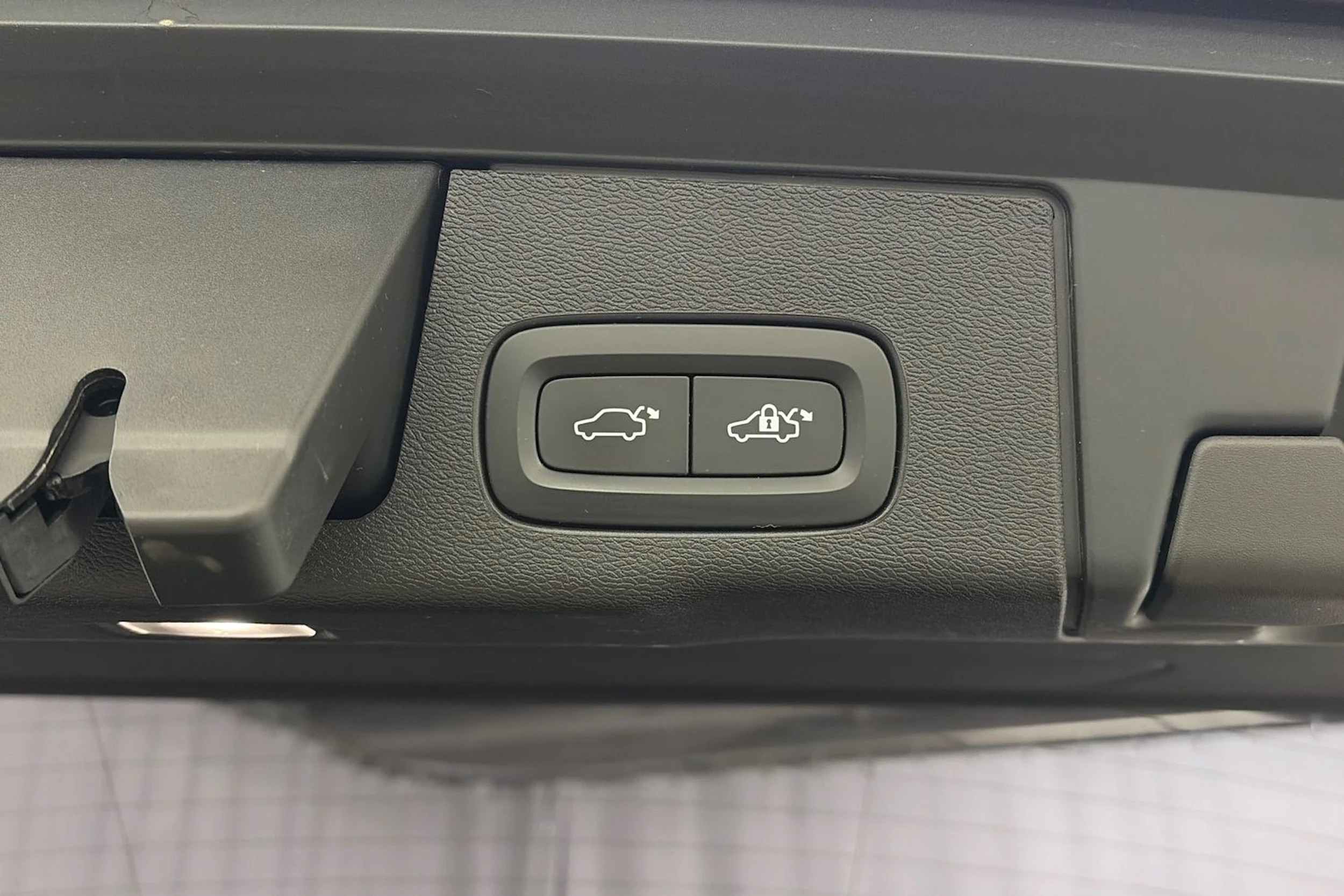 musta Volvo XC60 2022 kuva 13.