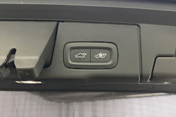 musta Volvo XC60 2022 kuva 13.