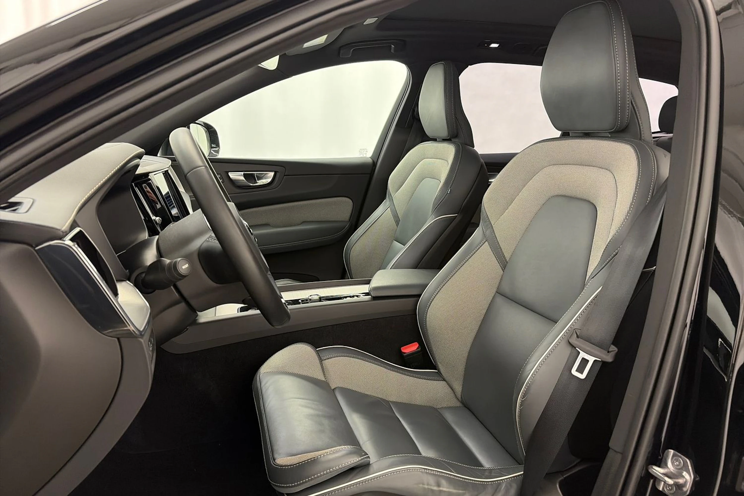musta Volvo XC60 2022 kuva 15.