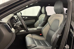 musta Volvo XC60 2022 kuva 15.