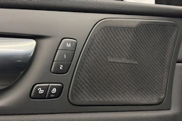 musta Volvo XC60 2022 kuva 16.