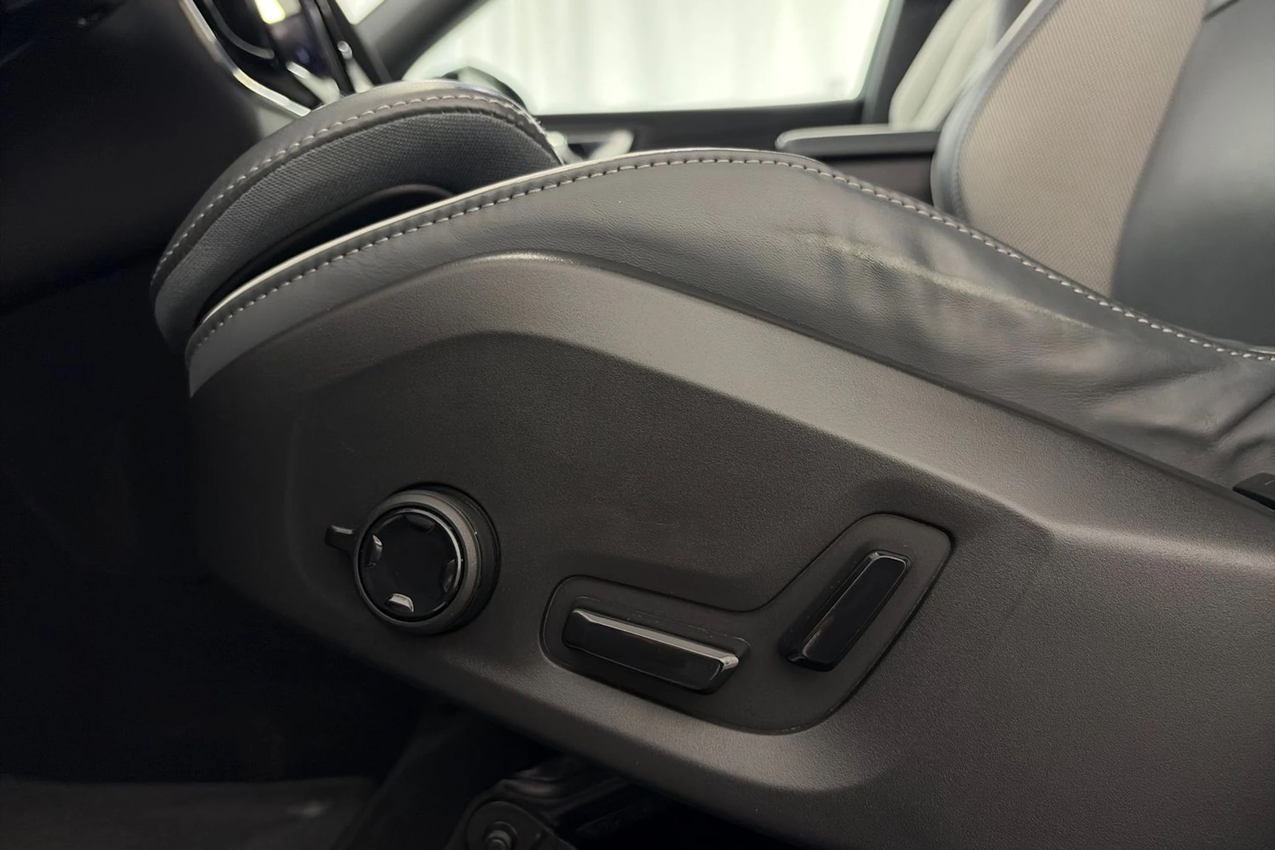 musta Volvo XC60 2022 kuva 17.