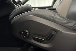 musta Volvo XC60 2022 kuva 17.