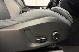 musta Volvo XC60 2022 kuva 18.