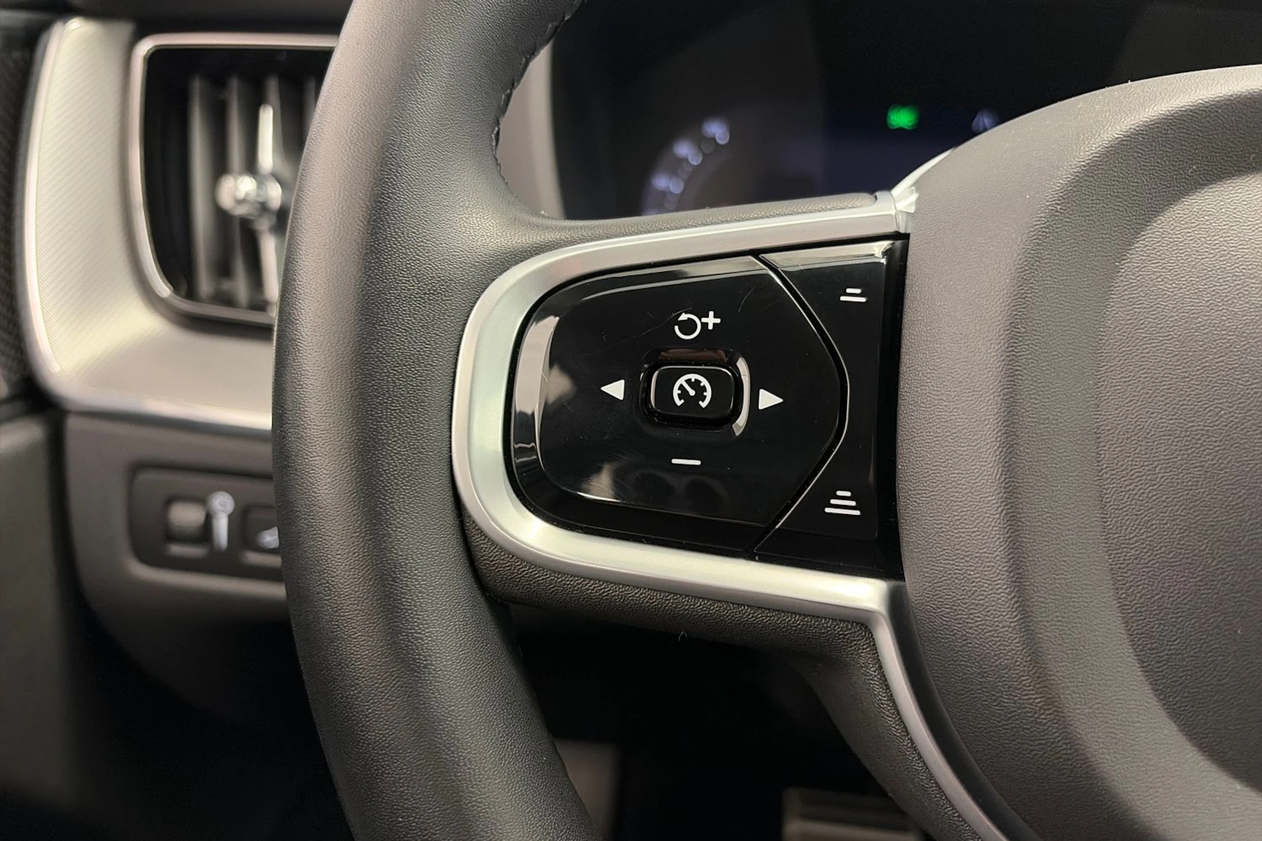 musta Volvo XC60 2022 kuva 20.