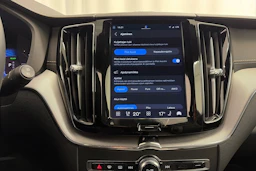 musta Volvo XC60 2022 kuva 25.