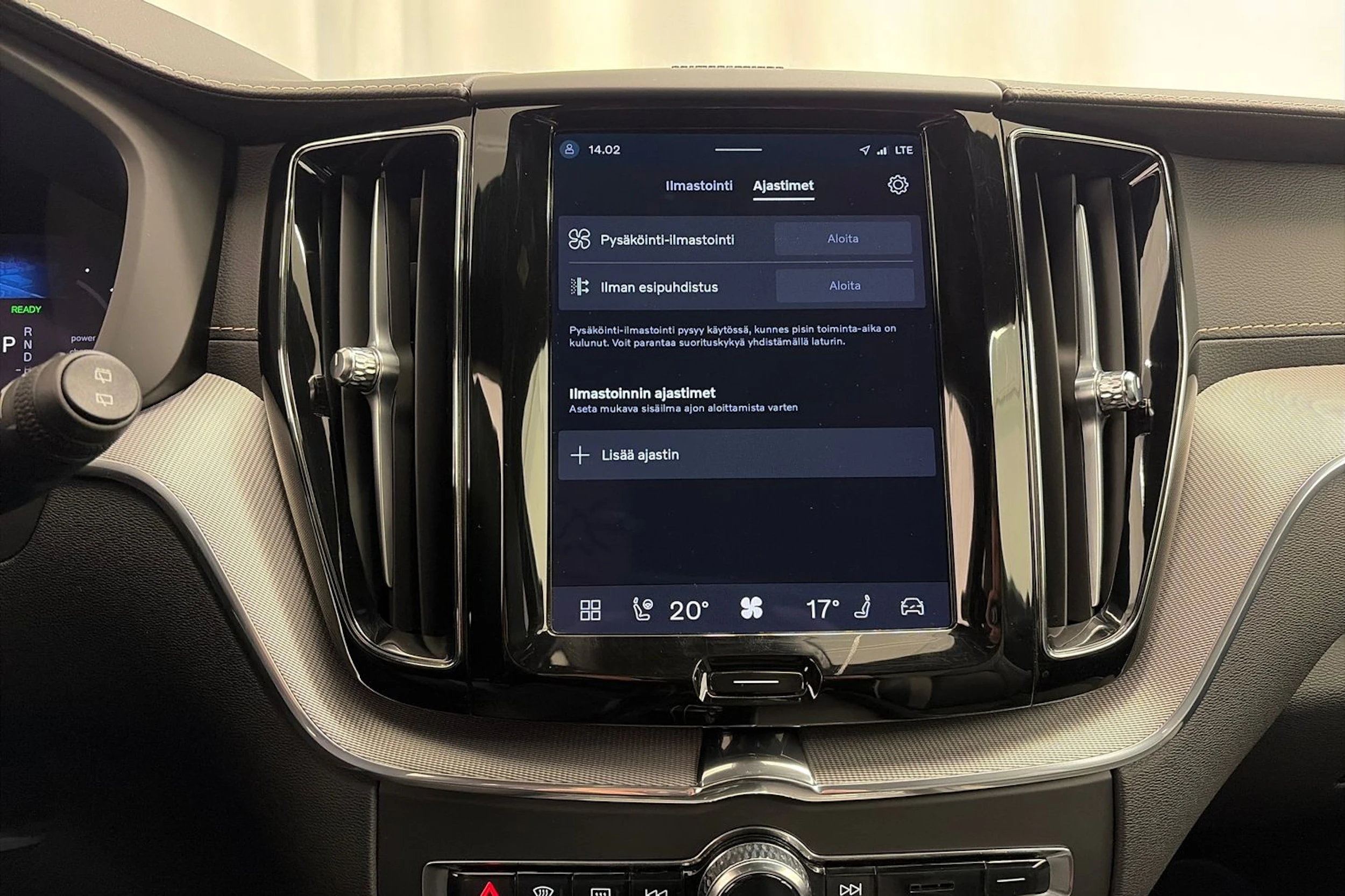 musta Volvo XC60 2022 kuva 27.